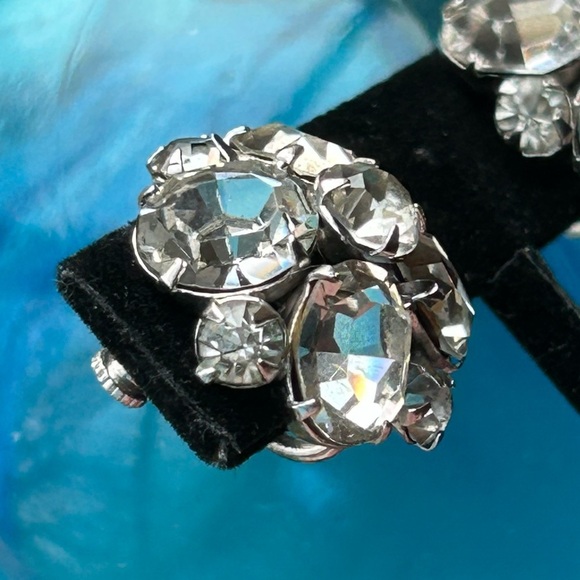Vintage Daisy Rhinestone Screw Clip Earrings - Picture 4 of 7